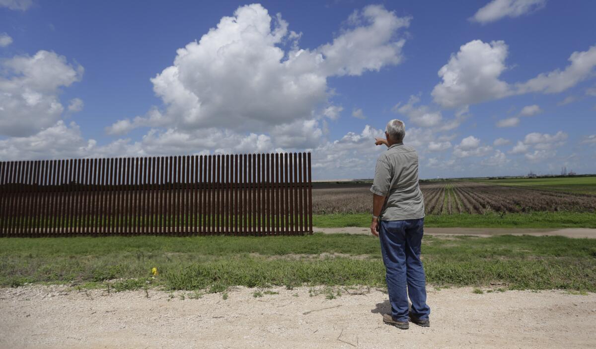 En esta foto del 17 de septiembre de 2015, Max Pons, gerente de Nature Conservancy en la frontera sur de EE.UU., señala la punta sur donde termina el muro fronterizo cerca de Brownsville, Texas. La construcción del muro fronterizo entre México y Estados Unidos cuesta 6,5 millones de dólares por milla (1,6 km), por lo que concluirlo será una tarea descomunal para 3.144 kilómetros (1.954 millas) de frontera que comparten ambos países.