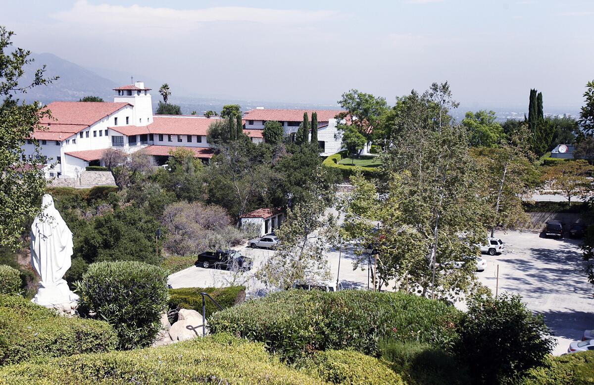 Flintridge Sacred Heart Academy in La Cañada Flintridge can increase their enrollment to up to 425 students after the Planning Commission approved amending the school's permit Monday.