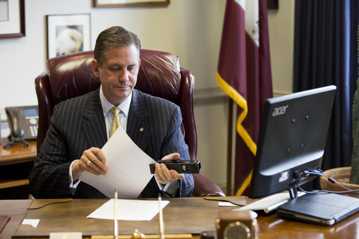 El Comisionado Bruce Castor, en su escritorio, después de una entrevista con AP, el día martes 7 de julio de 2015. (AP Photo/Matt Rourke)