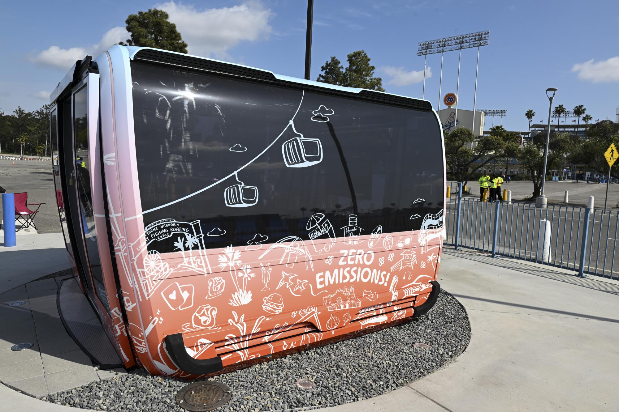 Una cabina del teleférico expuesta en el estacionamiento del estadio de los Dodgers.