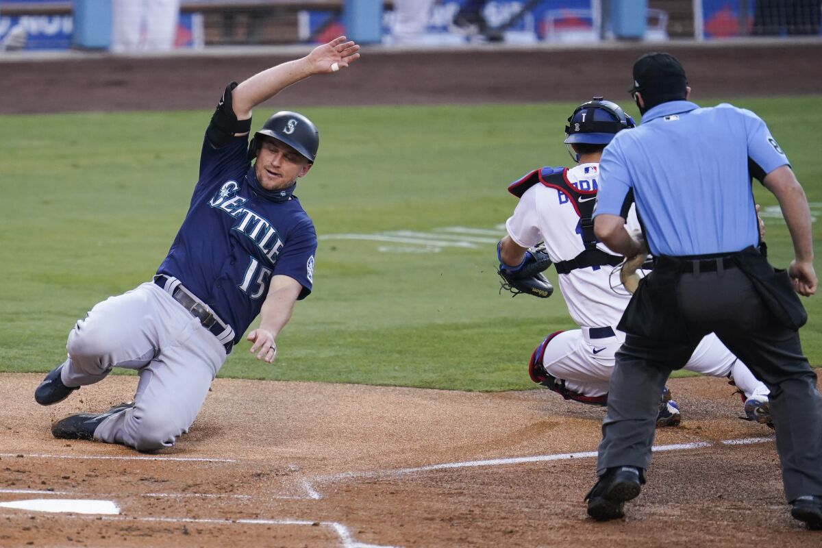 Seattle's Kyle Seager scores a run during the first inning against the Dodgers on Monday.