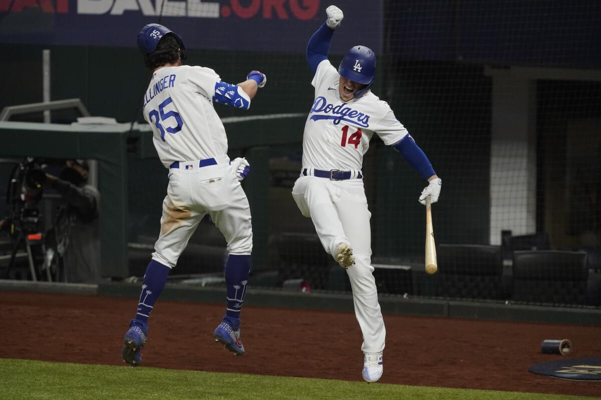 El jugador de los Dodgers de Los ?ngeles Cody Bellinger celebra su jonrón con Kiké Hernández.