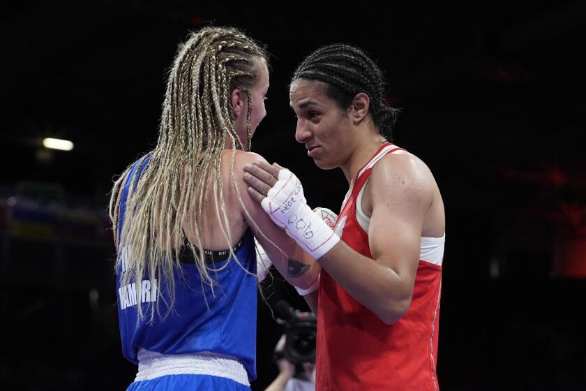 La argelina Imane Khelif (derecha) habla con la húngara Anna Hamori, a quien venció en la categoría de los 66 kilogramos del boxeo olímpico, el sábado 3 de agosto de 2024, en París (AP Foto/John Locher)