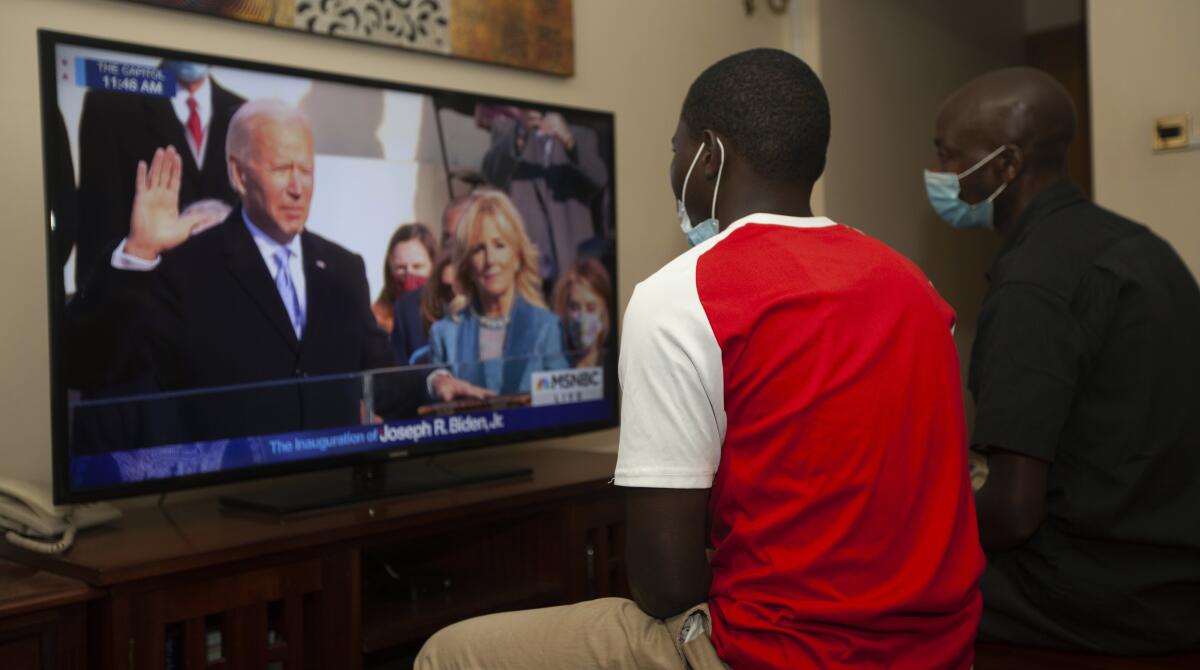 Kenianos miran por televisión la ceremonia de investidura del presidente estadounidense Joe Biden, en Nairobi.