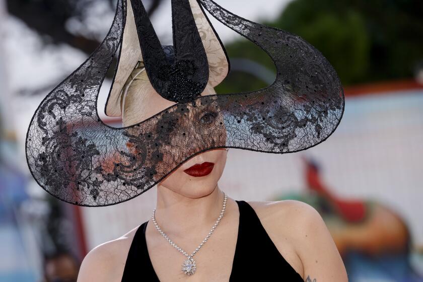 Lady Gaga posa a su llegada al estreno de la película 'Joker: Folie A Deux' durante la 81? edición del Festival de Cine de Venecia en Venecia, Italia, el miércoles 4 de septiembre de 2024. (Foto Joel C Ryan/Invision/AP)