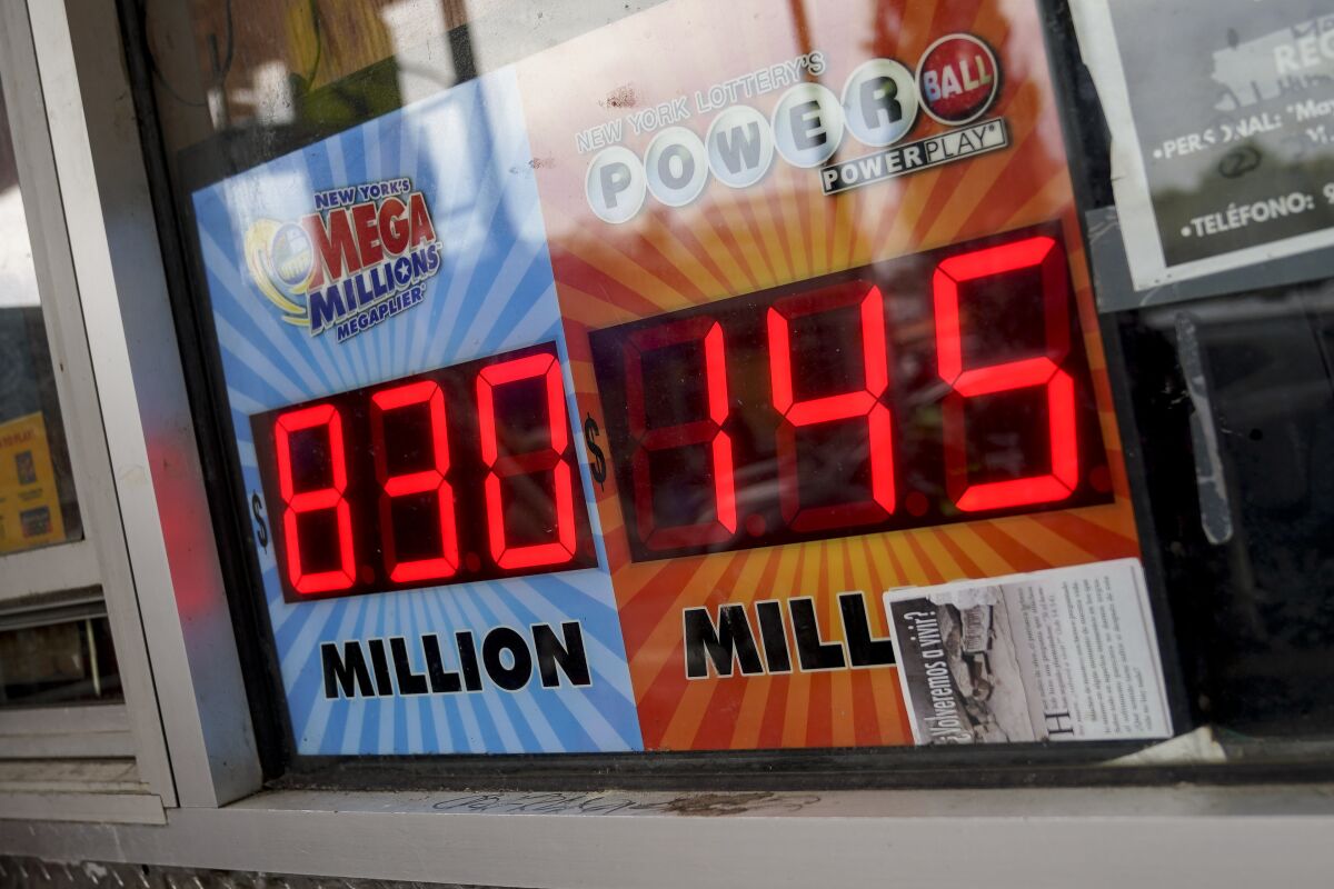 El bote de la lotería Mega Millions, anunciado en el exterior de una tienda de tabaco en el vecindario