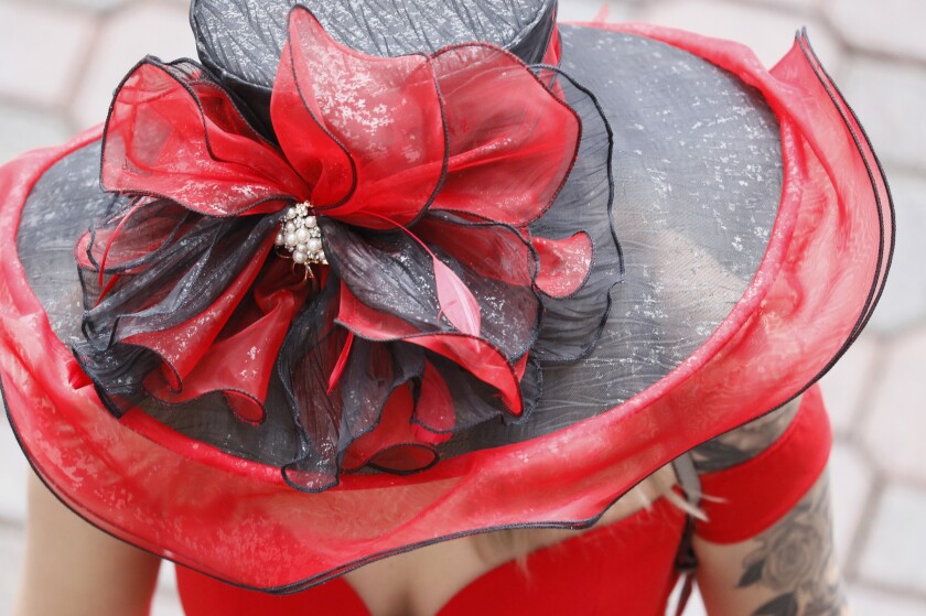 Una mujer usa un sombrero durante la 145a carrera de caballos del Derby de Kentucky en Churchill Downs el 4 de mayo de 2019.