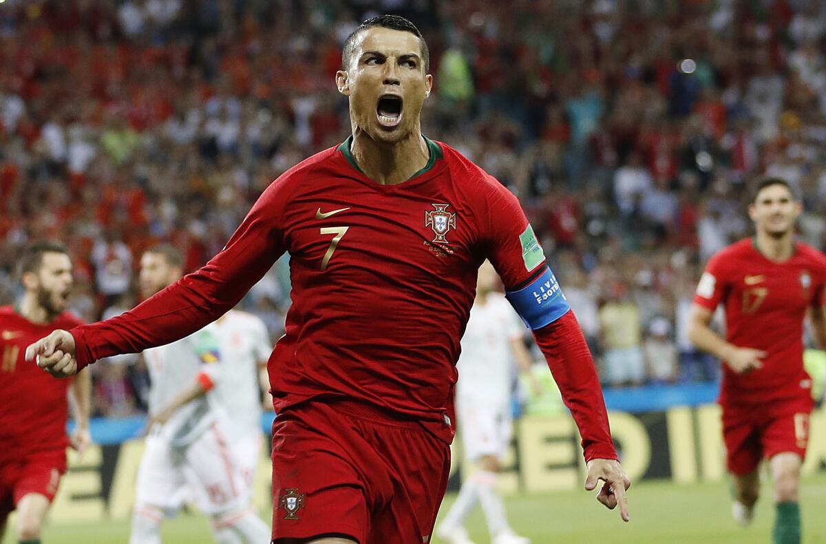 Cristiano Ronaldo festeja un gol de la selecciÃ³n de Portugal frente a EspaÃ±a durante el Mundial en Sochi, Rusia, el viernes 15 de junio de 2018. (AP Foto/Francisco Seco)