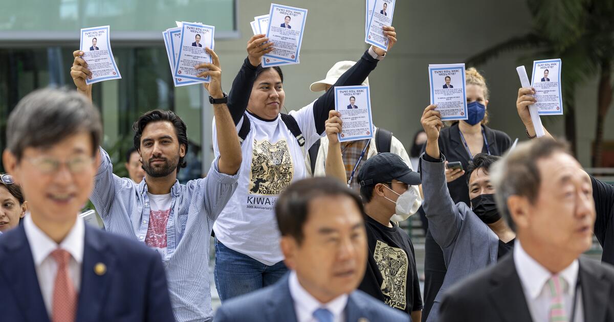 코리아타운 식료품점 직원들이 전당대회에서 CEO의 반노조 전술에 항의했습니다. 코리아타운 식료품점 직원들이 전당대회에서 CEO의 반노조 전술에 항의했습니다.