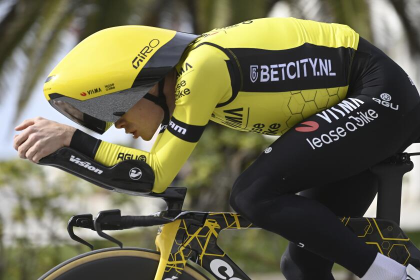 ARCHIVO - Foto del 4 de marzo del 2024, el danés Jonas Vingegaard pedalea en una contrarreloj de 10 kilómetros en la carrera Tirreno-Adriatico cycling race, en Lido di Camaiore, Italia. (Fabio Ferrari/LaPresse via AP, Archivo)