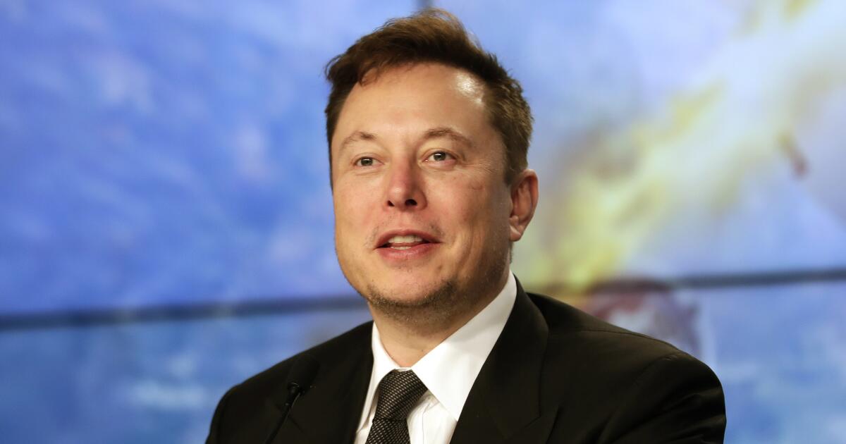 Commentary: Elon Musk bought Twitter just to break it. With a new war, we’re paying the price
