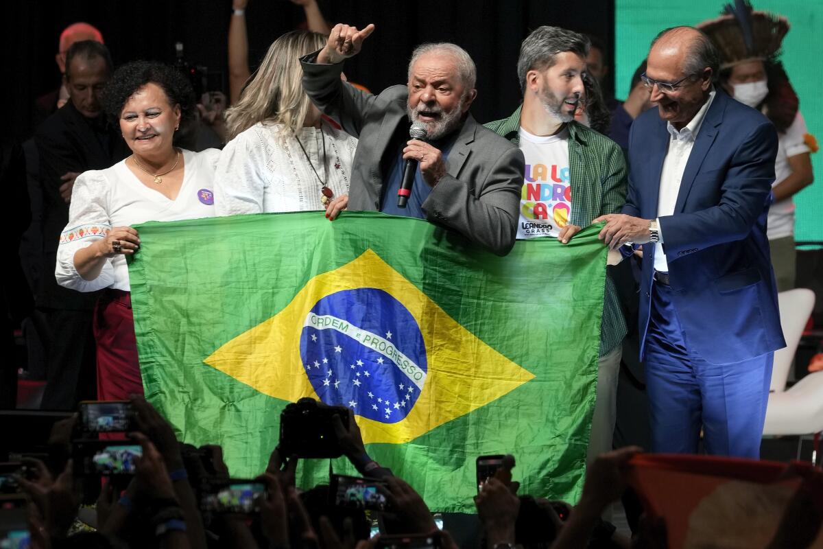 El expresidente brasileño y aspirante a la reelección Luiz Inacio Lula da Silva, centro, 