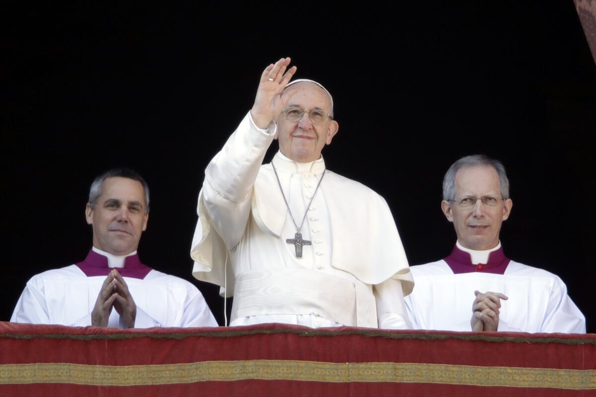 El papa Francisco saluda a los fieles durante su bendición Urbi et Orbi ("A a la ciudad y al mundo", en latín) en el día de Navidad, desde el principal balcón de la Basílica de San Pedro en el Vaticano, el lunes 25 de diciembre de 2017.