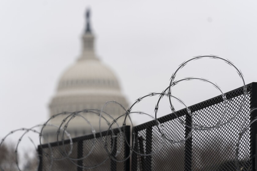 Foto tomada el 18 de febrero del 2021 de la cerca que rodea al Capitolio en Washington. (AP Photo/Manuel Balce Ceneta)