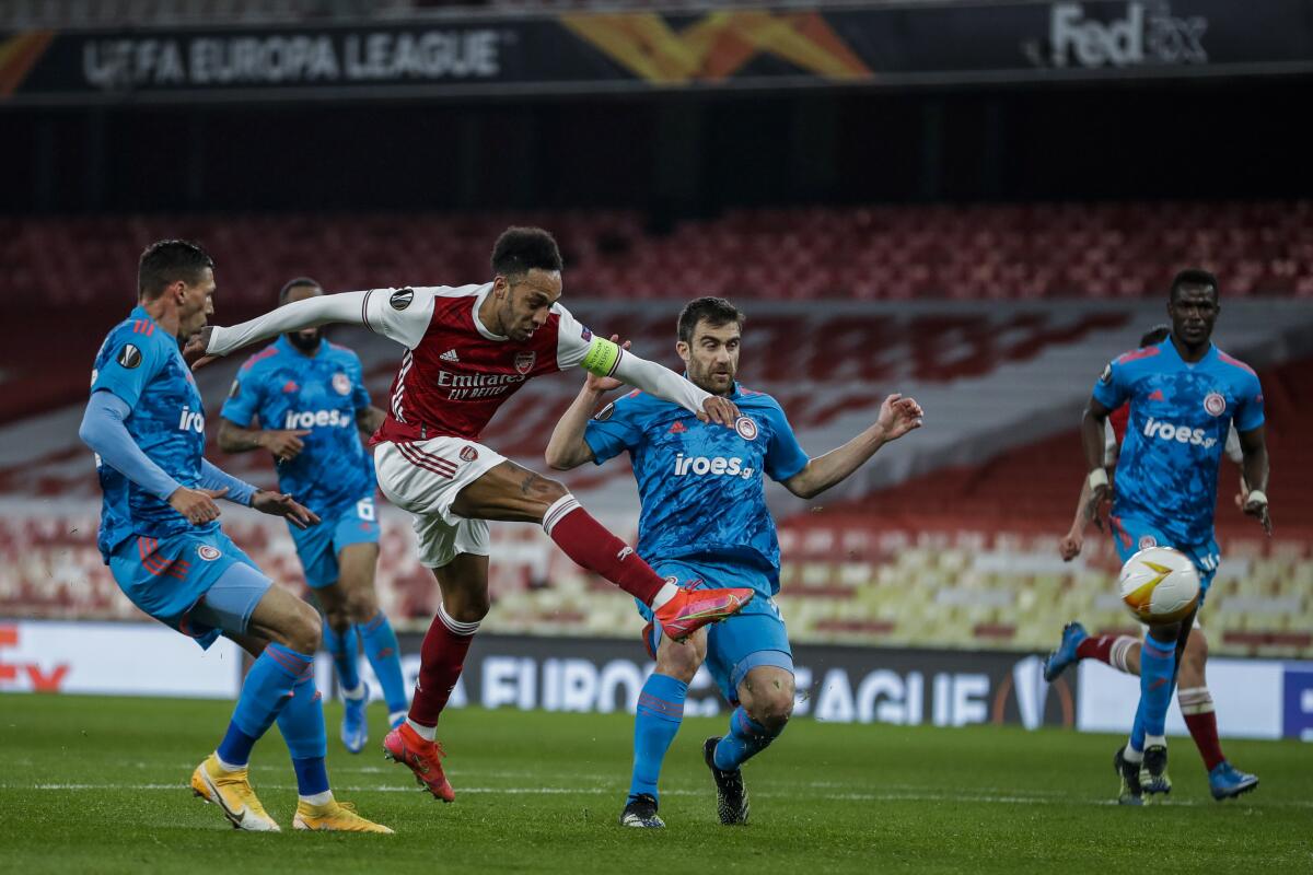 El delantero de Arsenal Pierre-Emerick Aubameyang remata durante el partido contra Olympiakos 