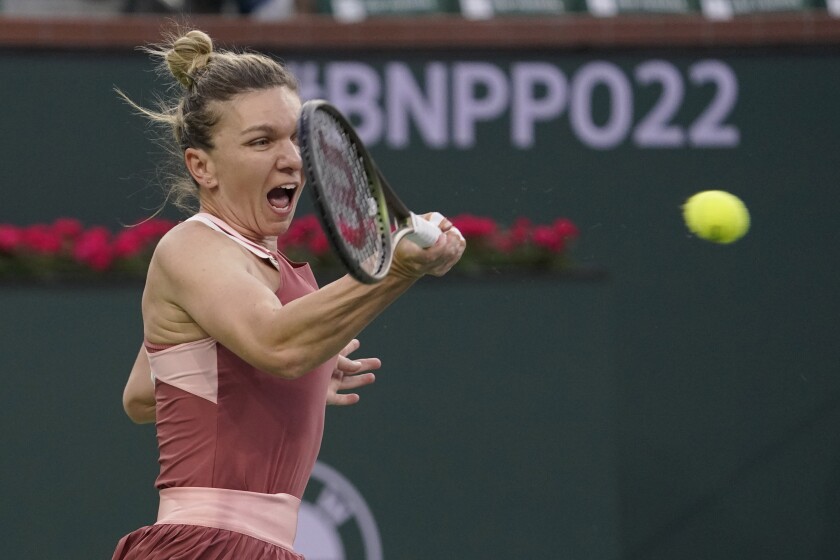 Simona Halep renvoie un tir lors de sa défaite contre Iga Swiatek vendredi.