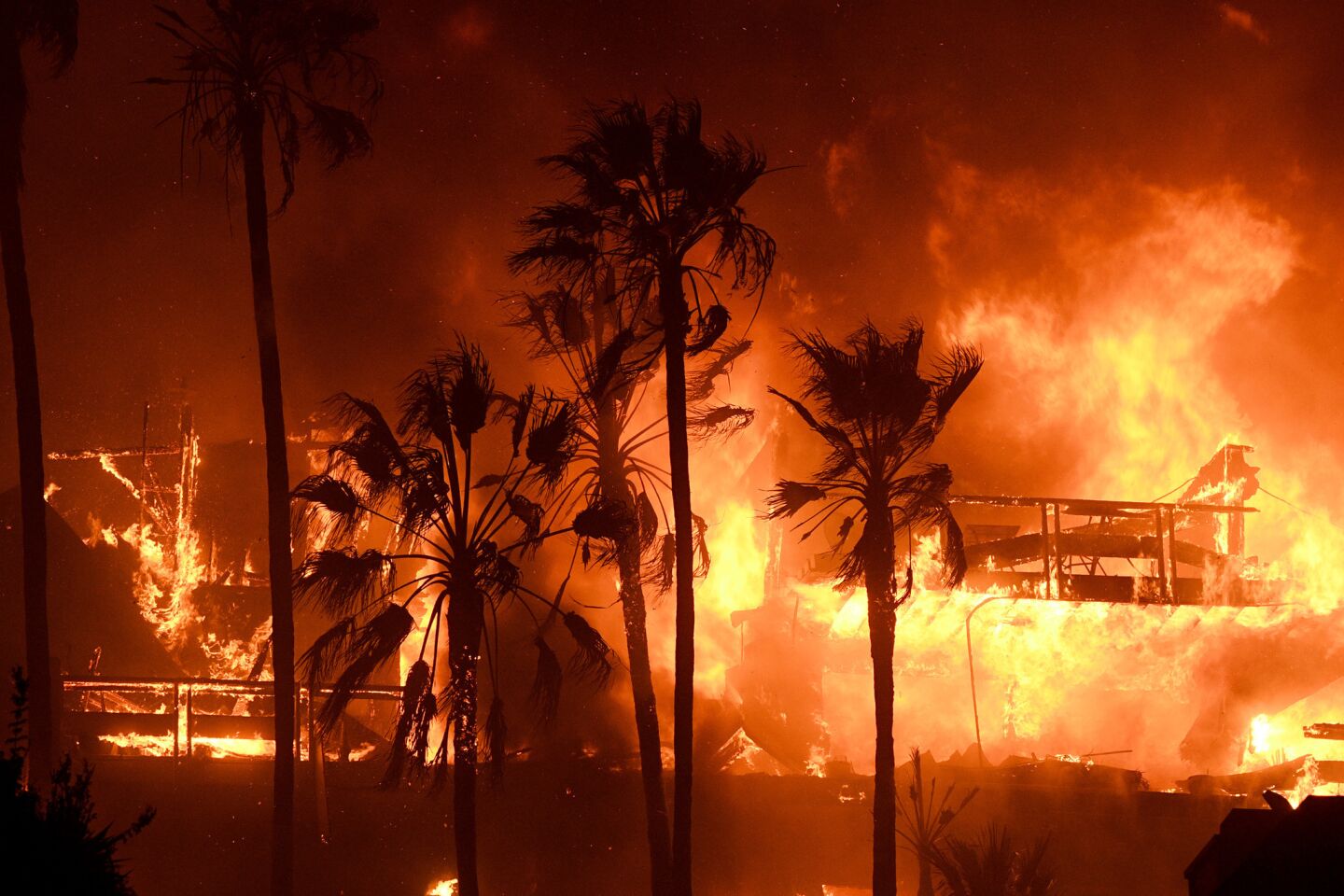 The Hawaiian Gardens apartments burn in Ventura.