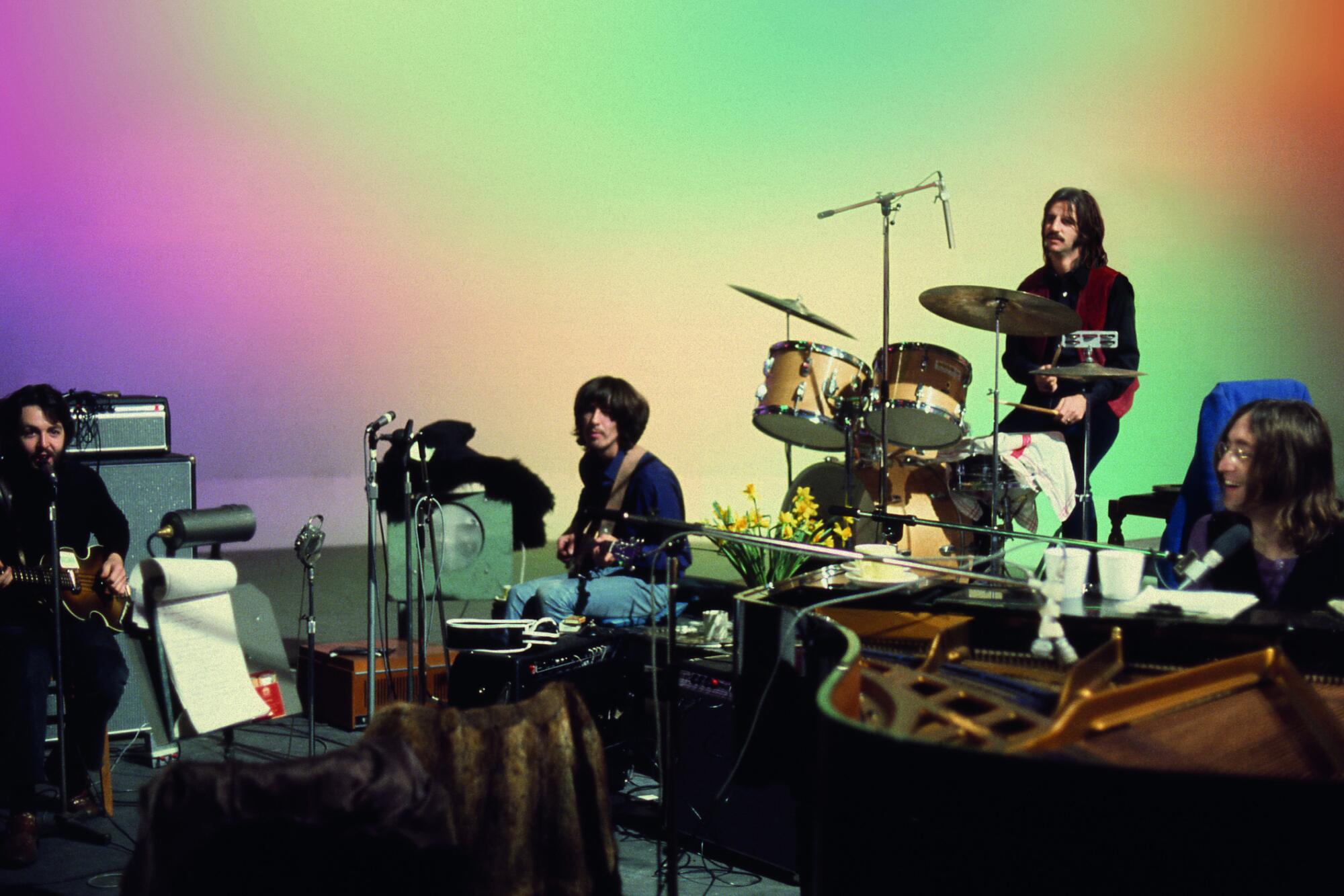 En esta imagen difundida por Disney+, de izquierda a derecha, Paul McCartney, George Harrison