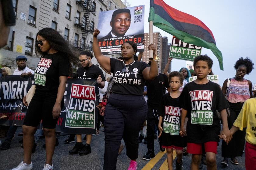 ARCHIVO - Activistas de Black Lives Matter protestan en el vecindario de Harlem en Nueva York, el martes 16 de julio de 2019, después de la decisión de la fiscalía federal de no presentar cargos relacionados con los derechos civiles contra el policía de Ciudad de Nueva York, Daniel Pantaleo, en la muerte por estrangulamiento de Eric Garner, ocurrida en 2014. (AP Foto/Craig Ruttle, Archivo)