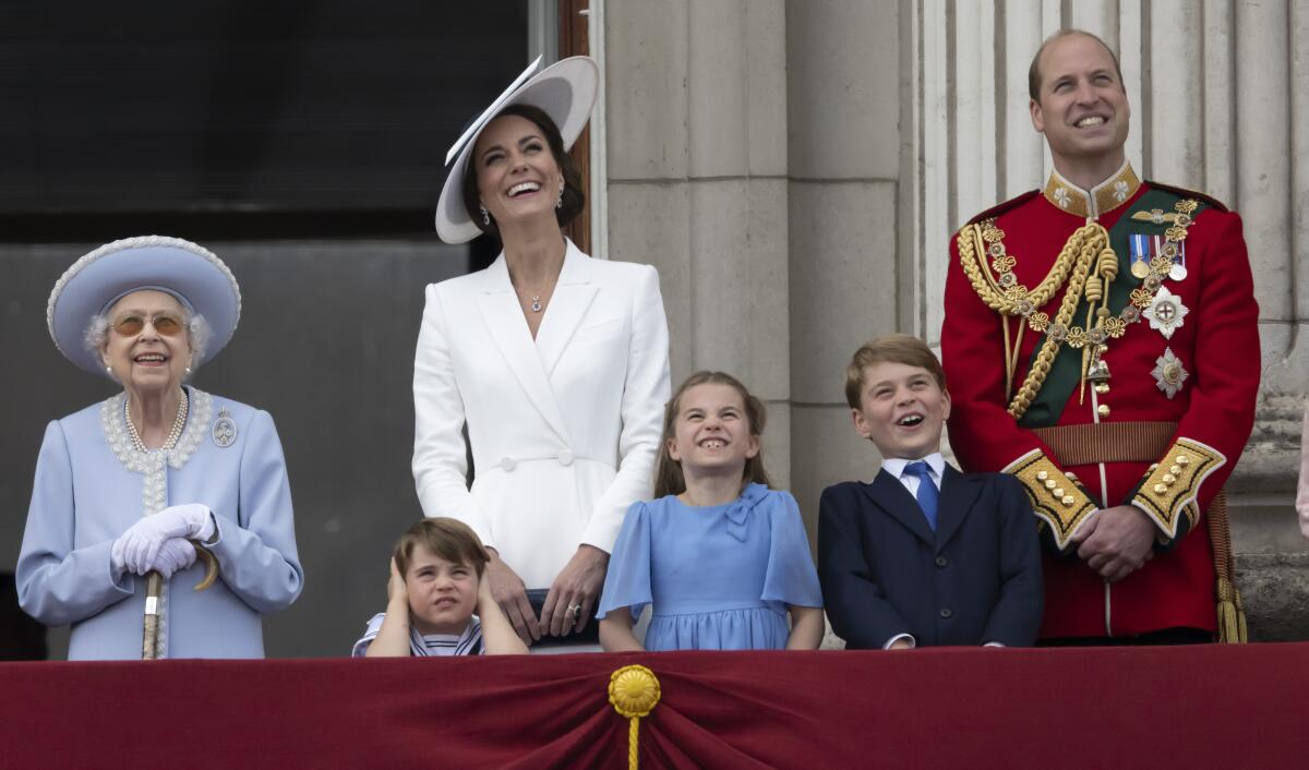 De izquierda a derecha, el príncipe Jorge; Camila, duquesa de Cornualles, y Catalina, duquesa de Cambridge