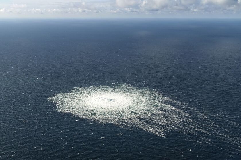 Las explosiones submarinas que causaron filtraciones en un gasoducto que va de Rusia a Europa se sintieron incluso en la superficie, como esta ocurrida cerca de la isla danesa de Bornholm, en el mar Bálatico, el 27 de septiembre del 2022. (Comando Militar Danés vía AP, File)