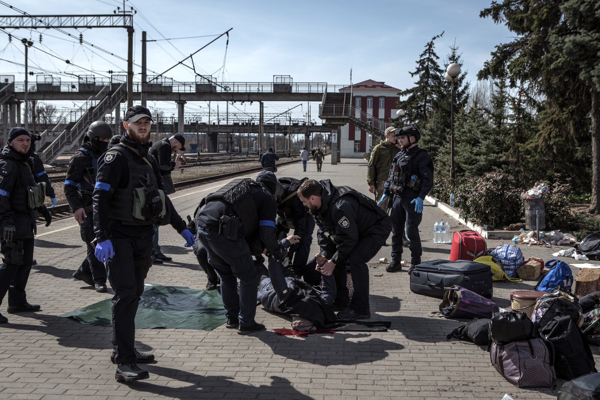 Güvenlik personeli, Cuma günü Kramatorsk tren istasyonuna düzenlenen roket saldırısının ardından bir cesedi taşıdı.