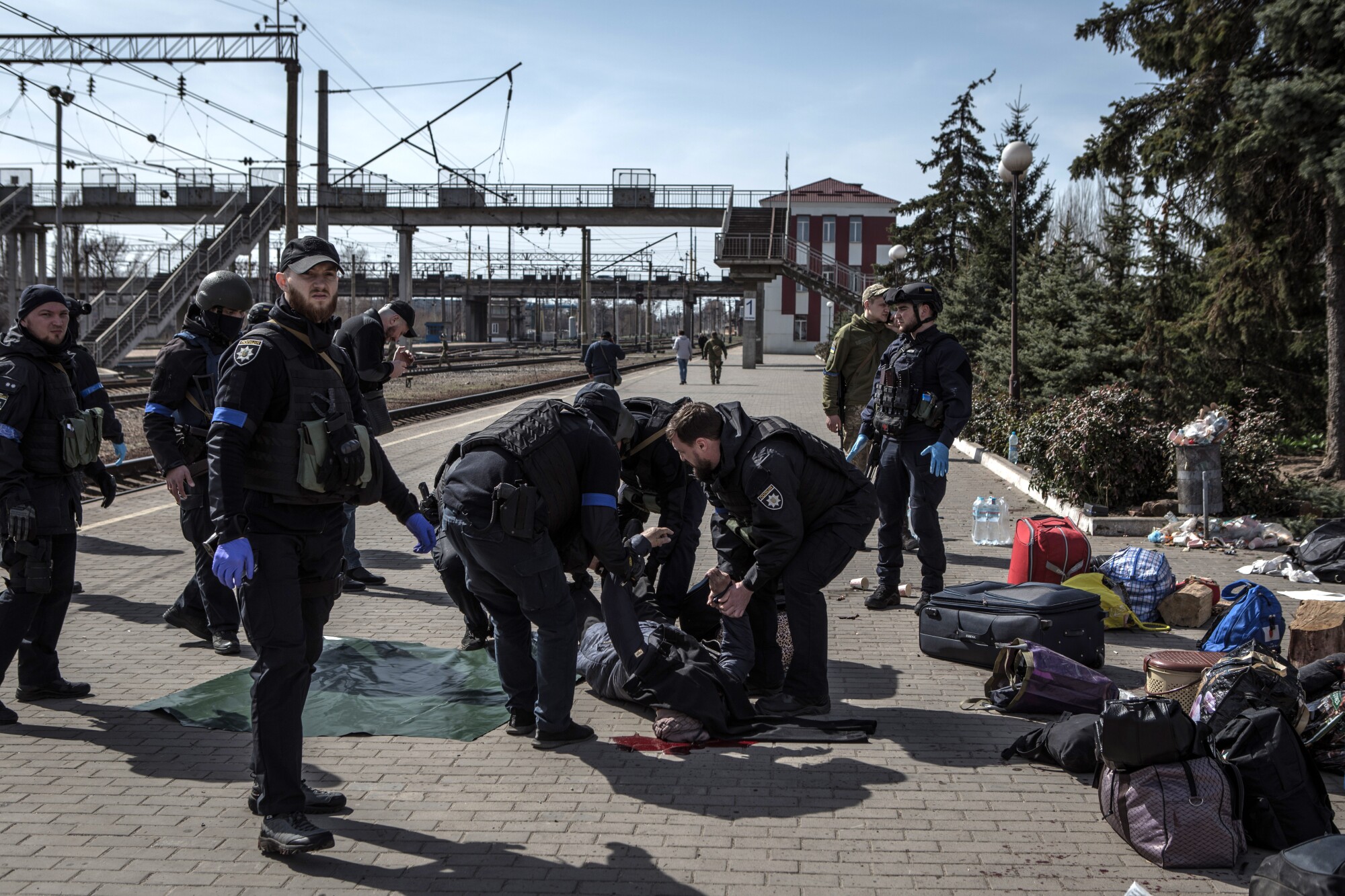 Fotoğraflar: Ukrayna tren istasyonundaki grevde en az 52 kişi öldü 9 Güvenlik personeli, Cuma günü Kramatorsk tren istasyonuna düzenlenen roket saldırısının ardından bir cesedi taşıdı.
