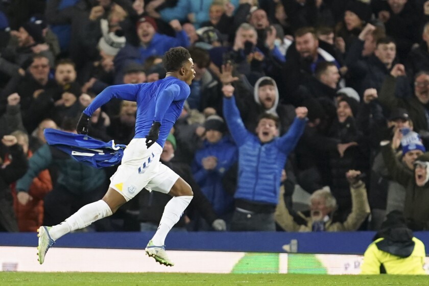 Demarai Gray del Everton celebra tras anotar el segundo gol de su equipo en el triunfo ante el Arsenal en la Liga Premier el lunes 6 de diciembre del 2021. (AP Foto/Jon Super)