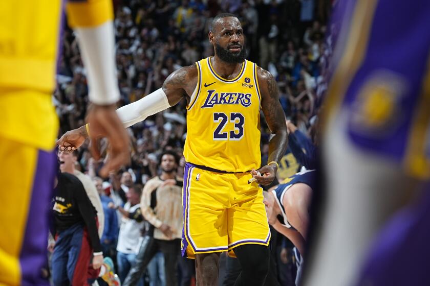 LeBron James de los Lakers de Los Ángeles durante el partido contra los Nuggets de Denver en los playoffs de la NBA, el lunes 29 de abril de 2024. (AP Foto/David Zalubowski)