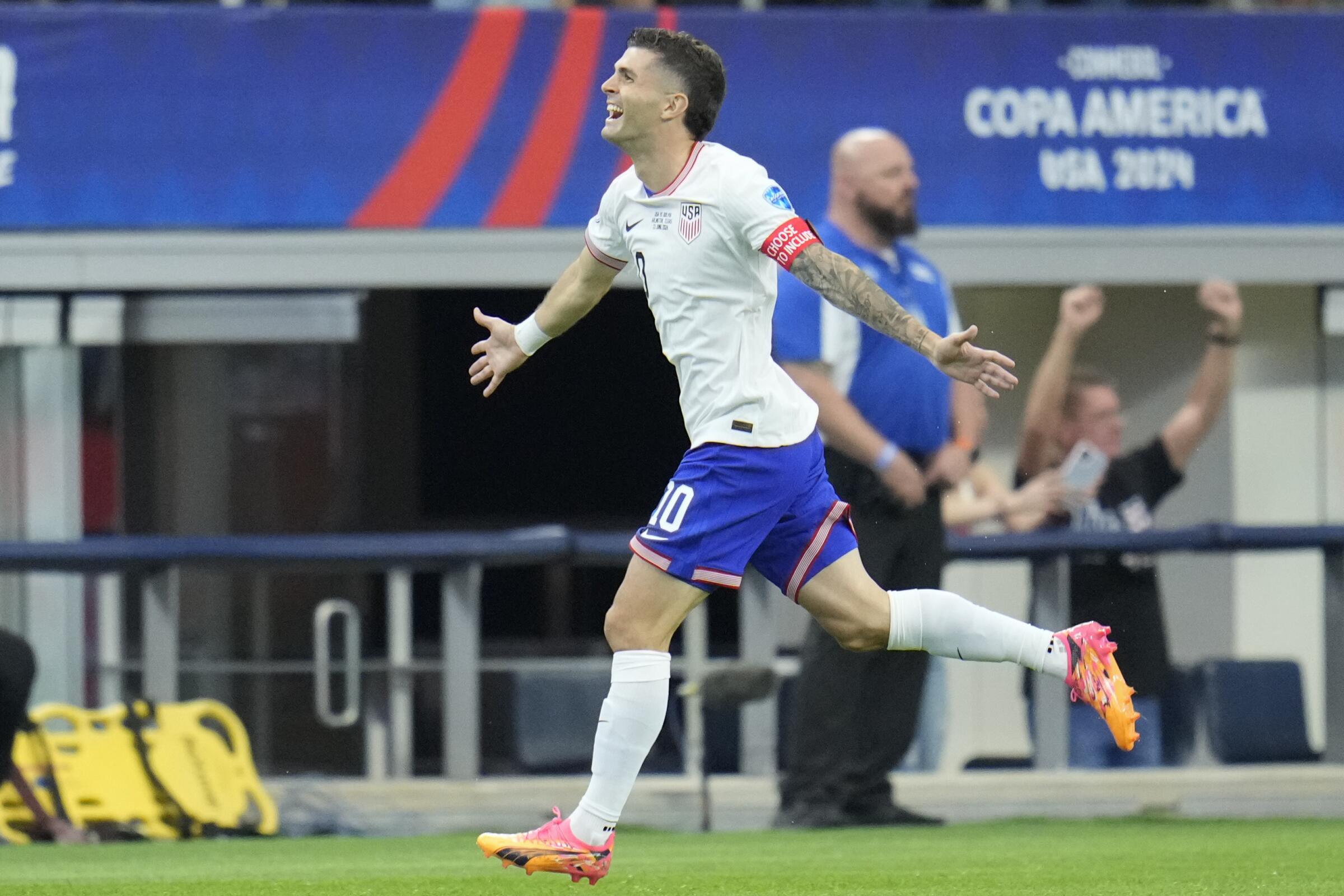 Christian Pulisic celebra tras anotar el primer gol de Estados Unidos en el partido 