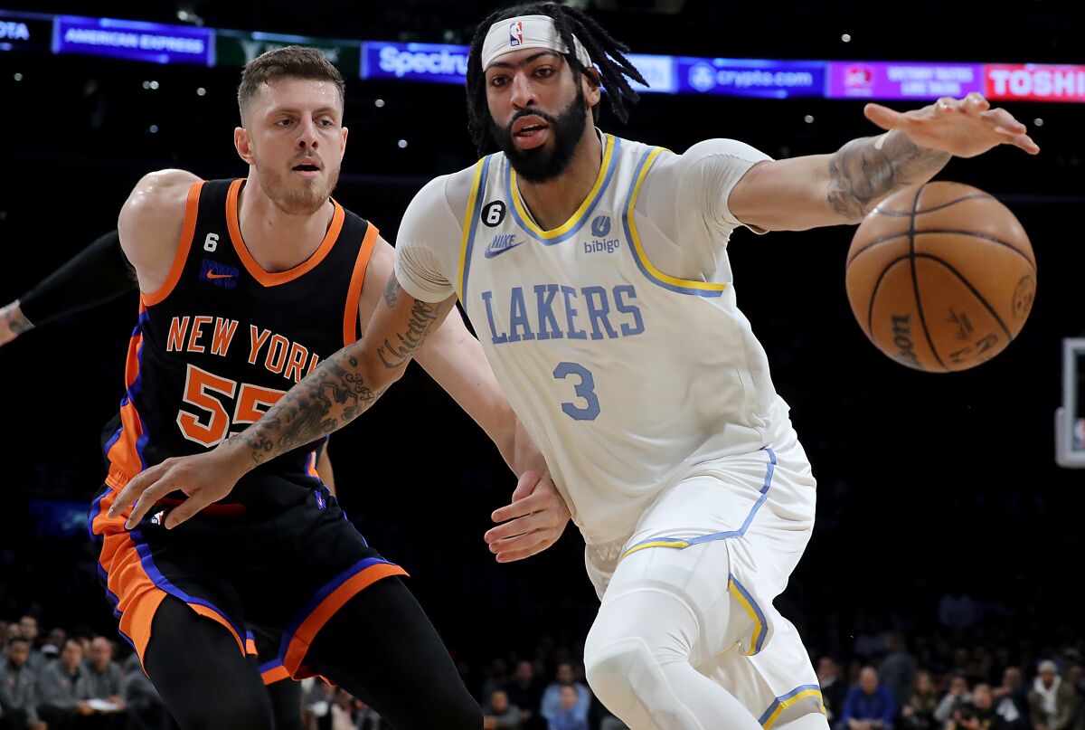 Lakers forward Anthony Davis tries to control the dribble on a drive against Knicks center Isaiah Hartenstein.