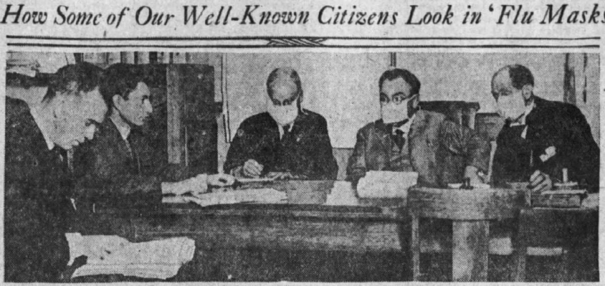 Foto del 24 de octubre de 1918 en Los Angeles Times de la junta de reclutamiento de la ciudad durante una audiencia.