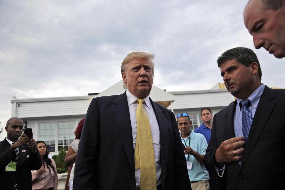 El empresario y candidato presidencial repúblicano Donald Trump llega a un acto de recaudación de fondos en un campo de golf en Nueva York el lunes 6 de julio de 2015. (Foto AP/Seth Wenig)