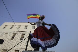Una integrante de la comunidad cubana LGBTQ baila durante una marcha que forma parte de las actividades por las Jornadas Cubanas contra la Homofobia y las Transfobia, en La Habana, Cuba, el sábado 11 de mayo de 2024. (AP Foto/Ariel Ley)