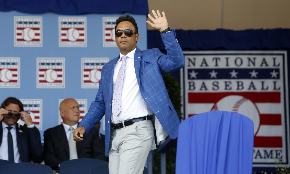 Hall of Famer Roberto Alomar waved as he arrives for an induction ceremony July 26, 2015, in Cooperstown, N.Y.