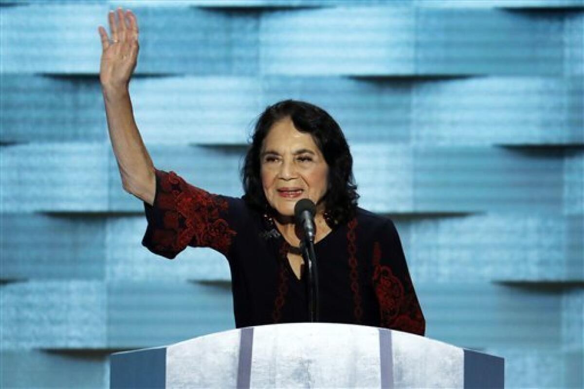 La defensora de los derechos civiles Dolores Huerta habla el jueves 28 de julio del 2016 en la Convención Nacional Demócrata en Filadelfia. (AP Foto/J. Scott Applewhite)