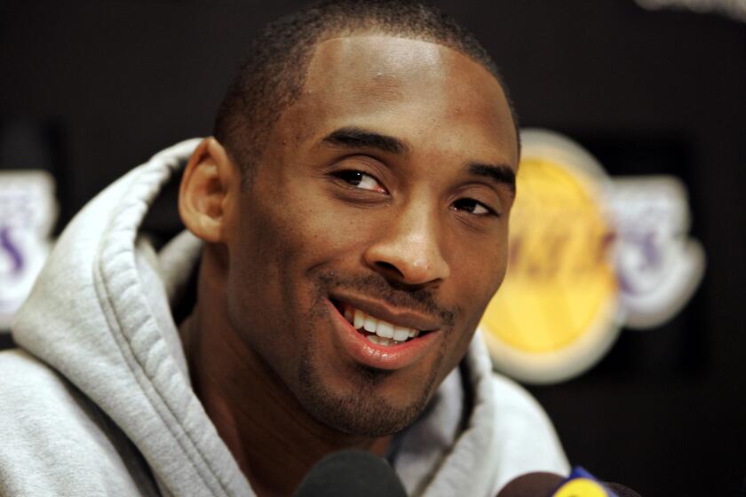 Kobe Bryant, astro de los Lakers de Los Ángeles, habla sobre su partido de 81 puntos, el 22 de enero de 2006, ante los Raptors de Toronto (AP Foto/Reed Saxon, archivo)