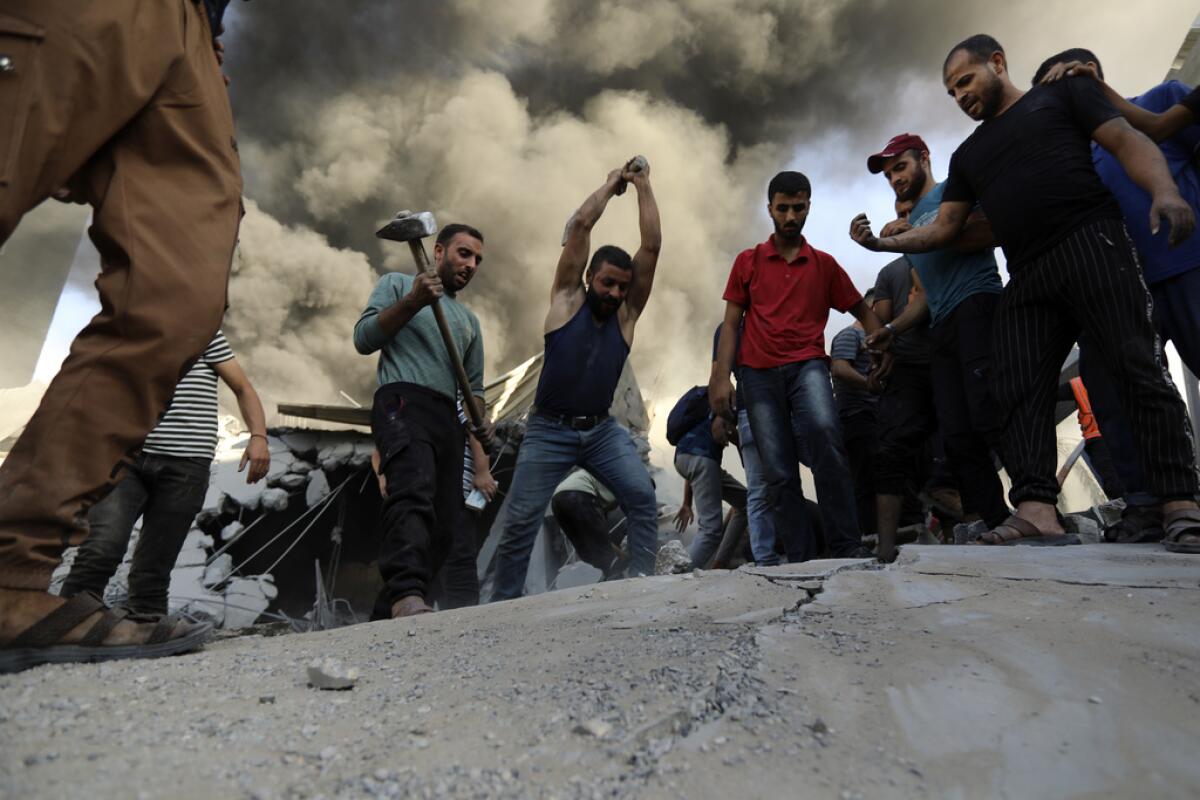 Palestinos golpean una losa de concreto