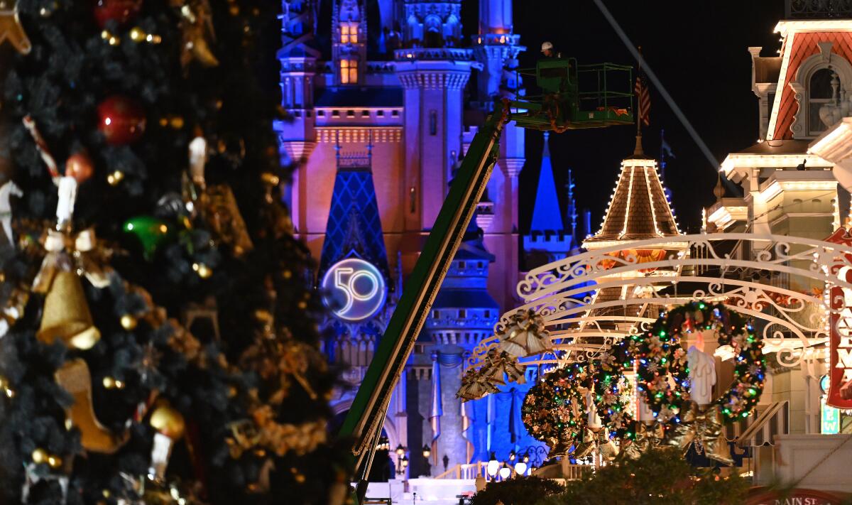 Guirnaldas, coronas doradas y un inmenso árbol navideño aparecieron en la calle principal, Main Street