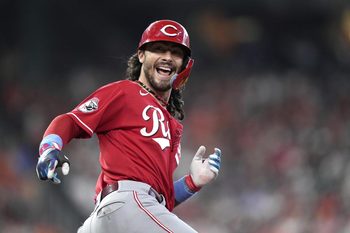 Reds' Elly De La Cruz continues hot start with first major league cycle