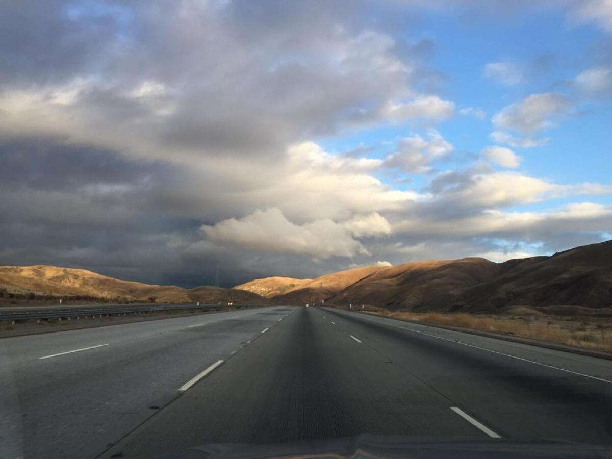 La Interestatal 5 cubre casi 800 millas de California, incluido Grapevine sobre las montañas de Tehachapi. Esta imagen de la ruta notoriamente transitada, fue tomada durante el cierre por una tormenta.