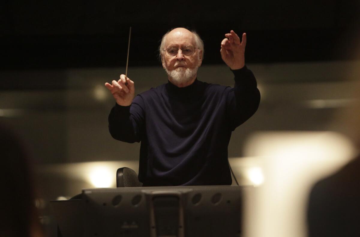 En esta foto de 2017 difundida por Lucasfilm Ltd., el compositor ganador de cinco premios Oscar John Williams.