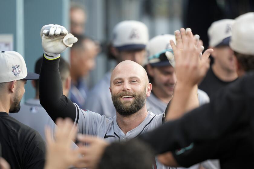 Christian Walker, de los Diamondbacks de Arizona, festeja su jonrón de dos carreras en el tercer inning del juego ante los Dodgers de Los ?ngeles, el jueves 4 de julio de 2024 (AP Foto/Ryan Sun)