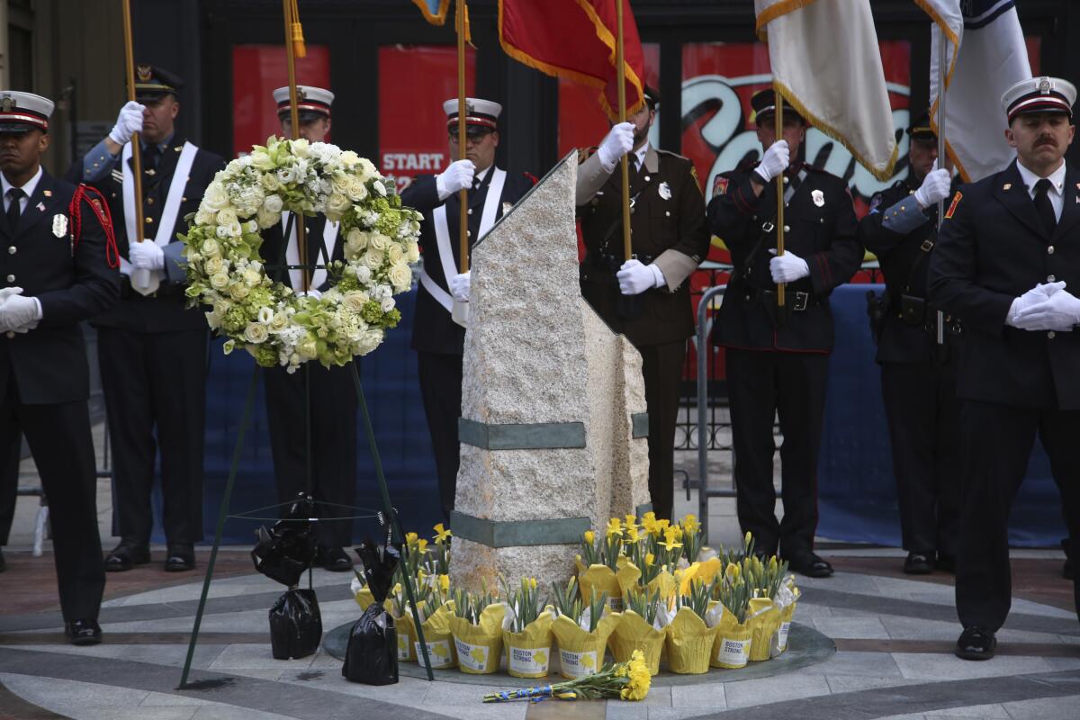 Personal de emergencia en el memorial a las víctimas del atentado en el Maratón de Boston 2013, 