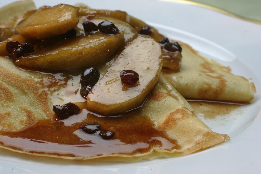 Recipe: Caramelized apples with cinnamon crepes