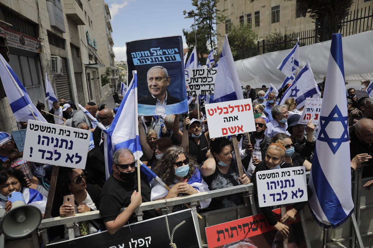 Right-wing activists support Netanyahu outside Jerusalem court on Sunday.