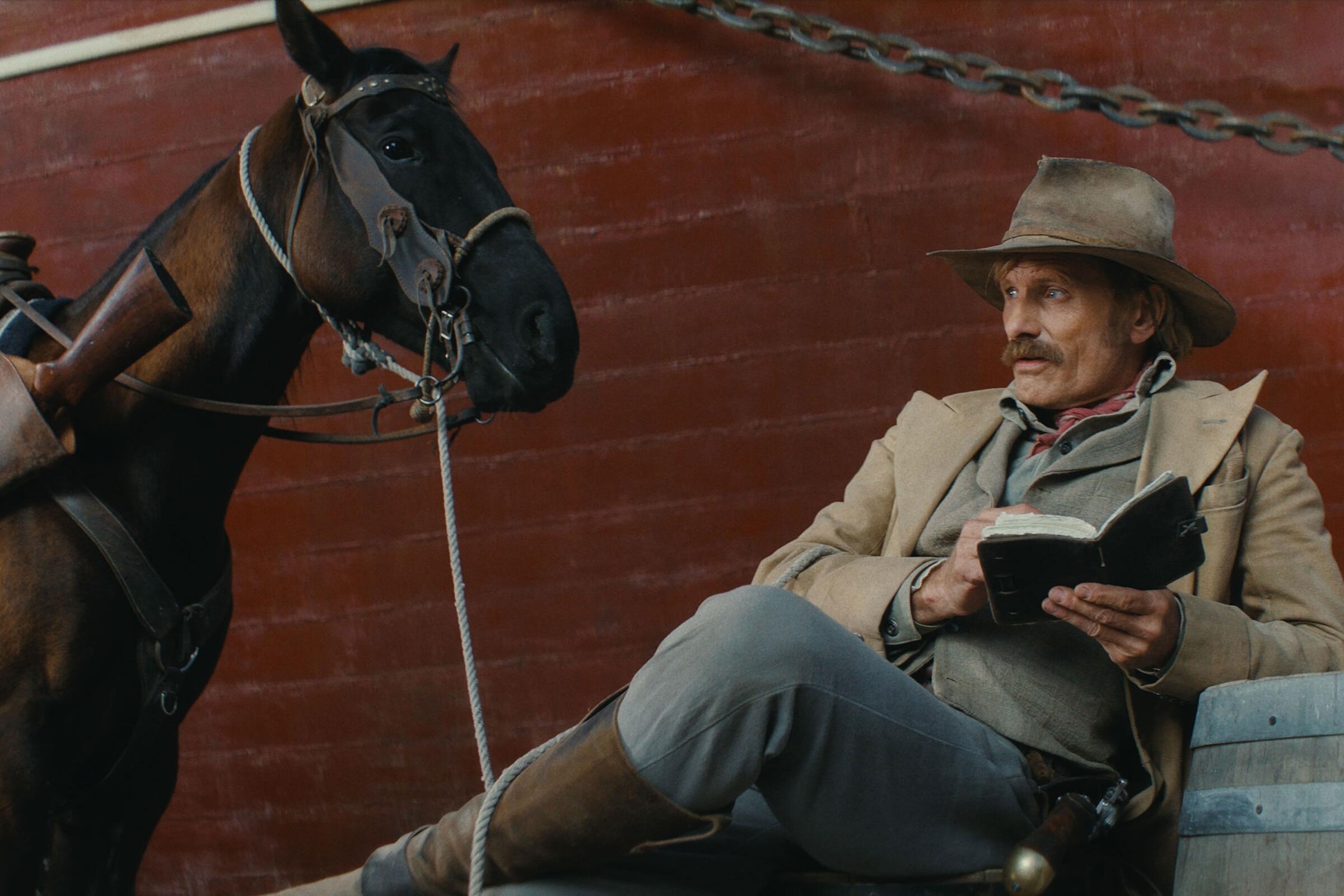 Viggo Mortensen en una escena de la nueva cinta "The Dead Don't Hurt".