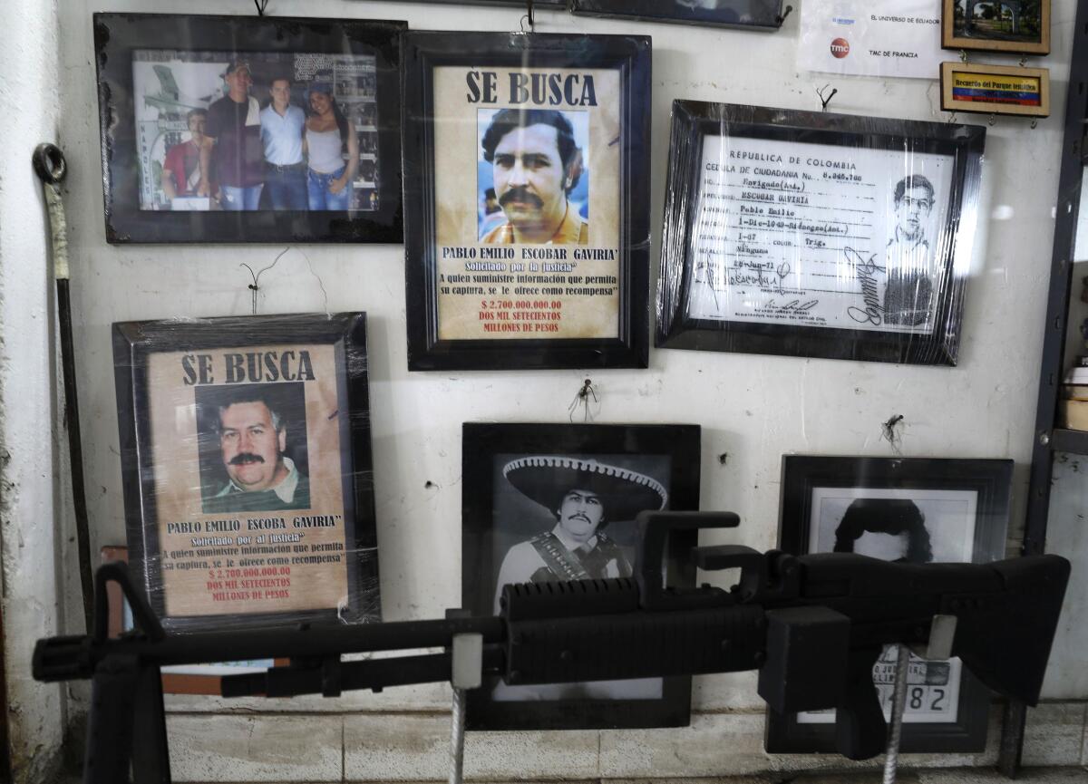ARCHIVO - Imágenes enmarcadas del fallecido narcotraficante Pablo Escobar se exhiben a la venta