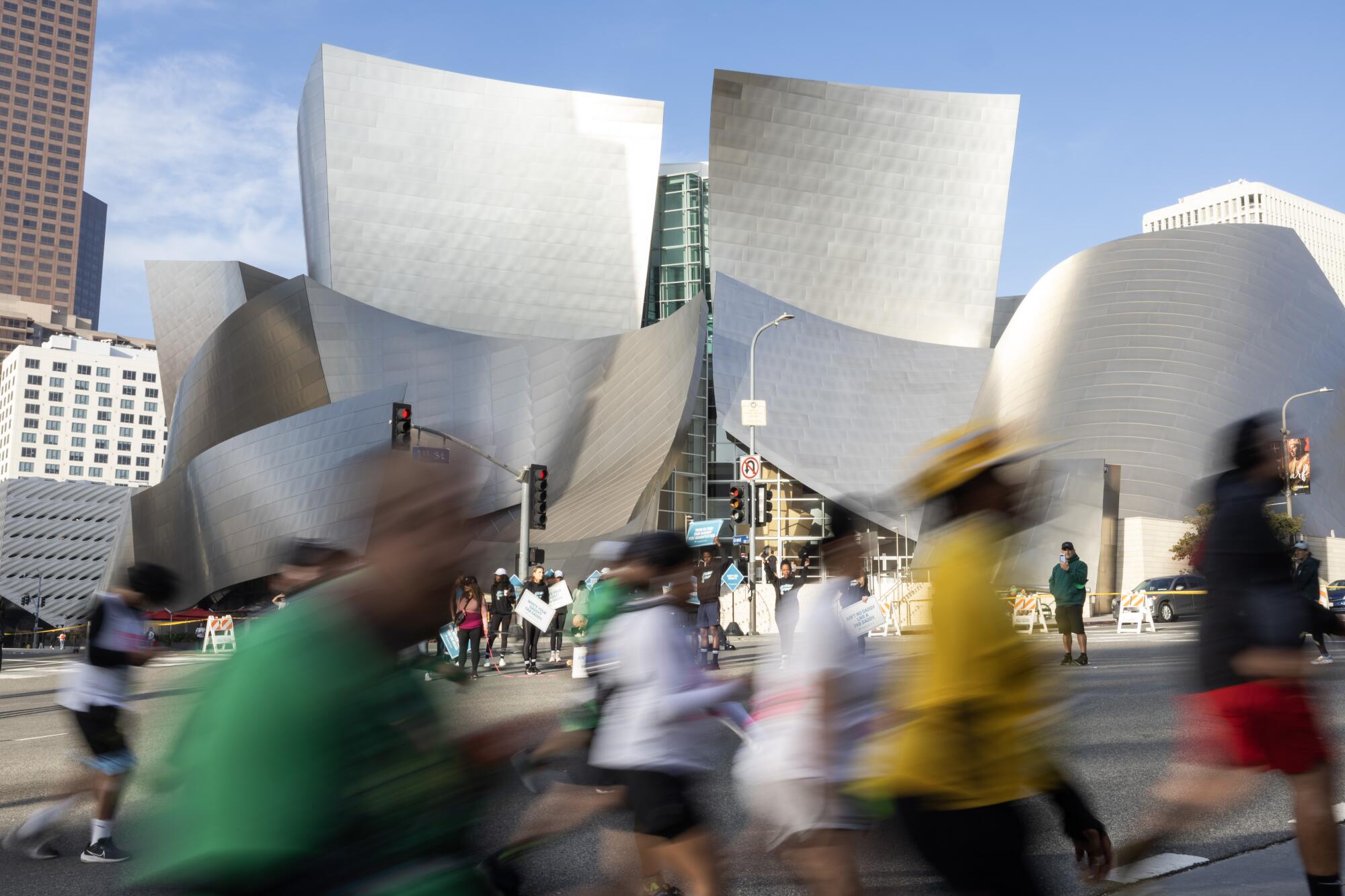 Les coureurs passent devant le Walt Disney Concert Hall à la barre des quatre milles.