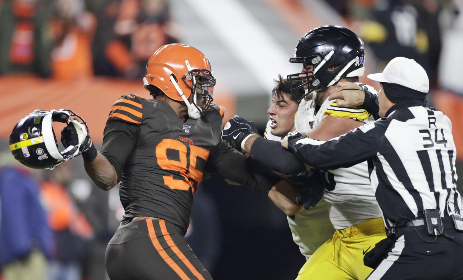 Photos: Pittsburgh Steelers' brawl with Cleveland Browns - Los Angeles Times